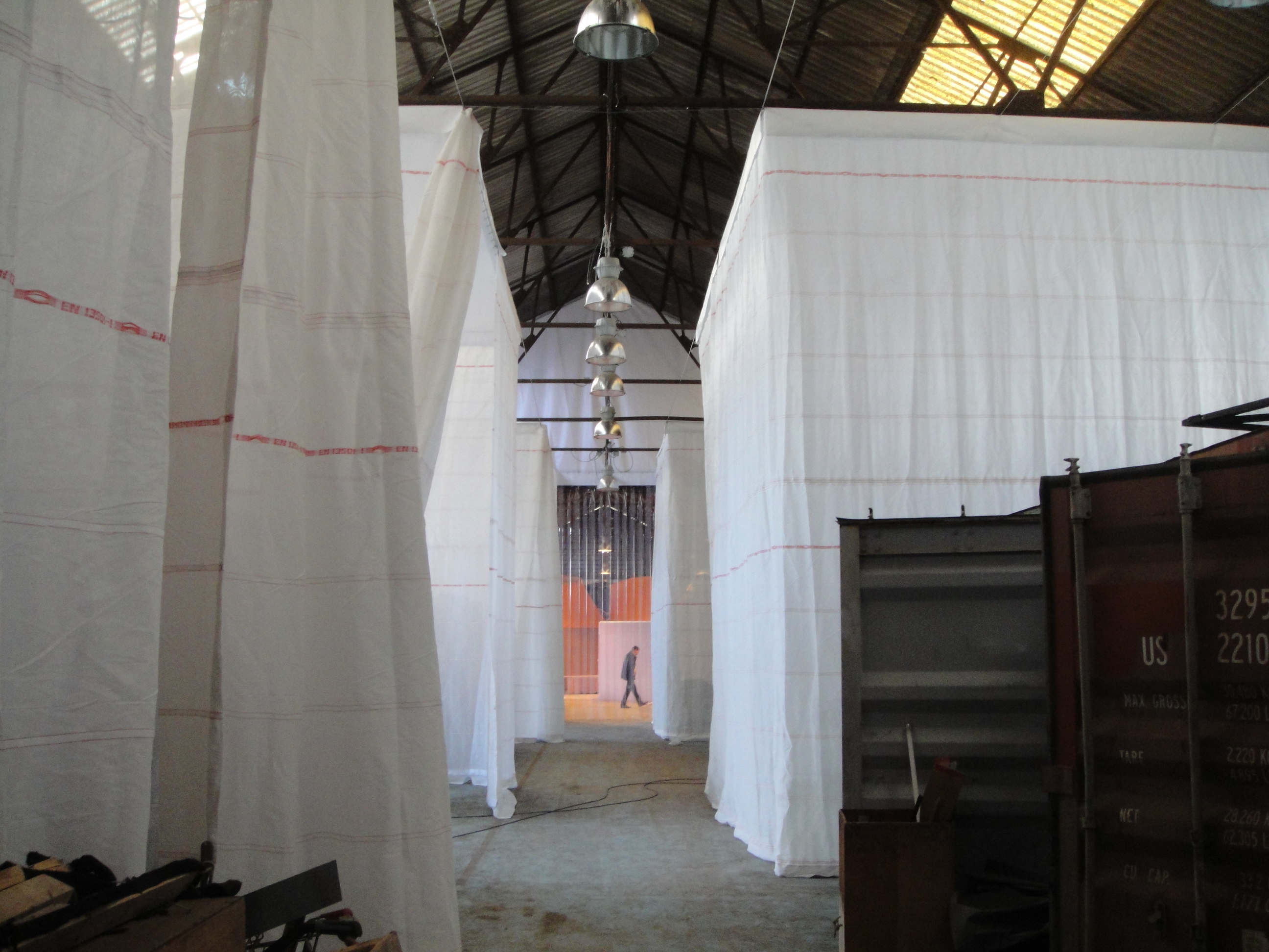 Protection, couverture, stockage, aménagement, décoration. Bâches pour l'industrie : séparation, iso...